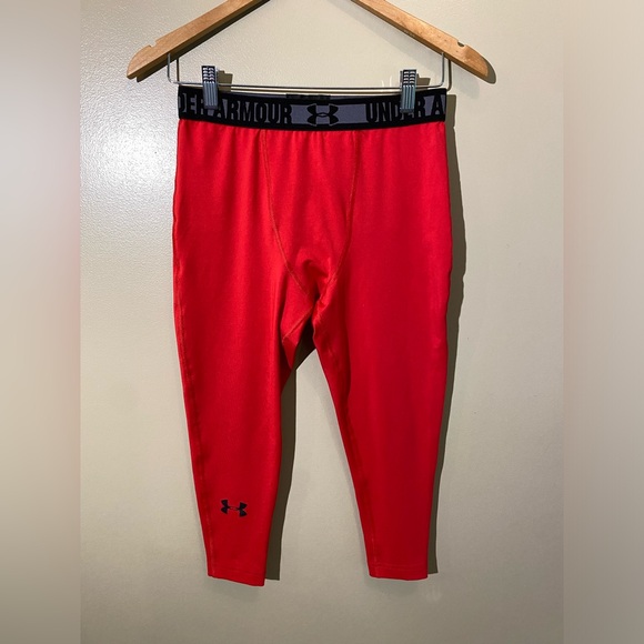 Under Armour: Red and Black HeatGear Compression Cropped Leggings - Picture 8 of 15